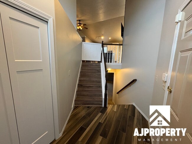 Building Photo - 5509 S Sarmar Ave