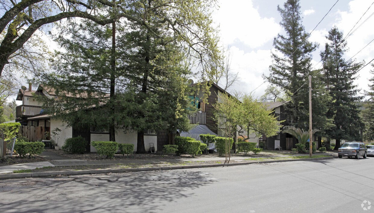 Primary Photo - 1404 N Oak St