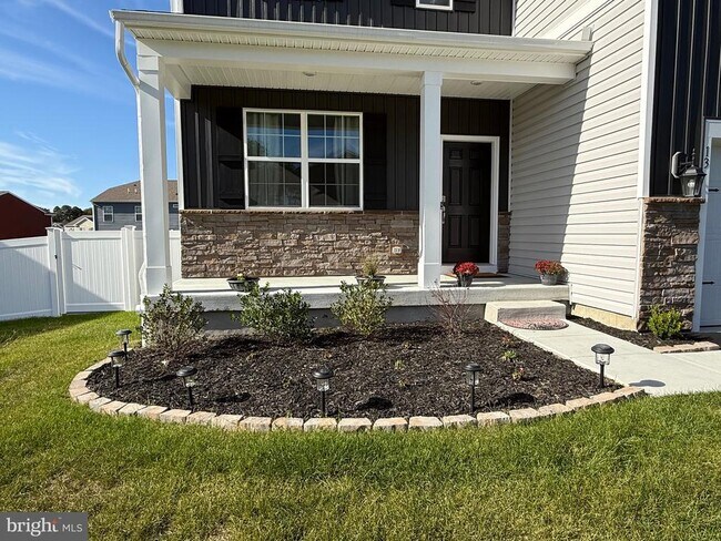 Building Photo - 13 Outsail Ave