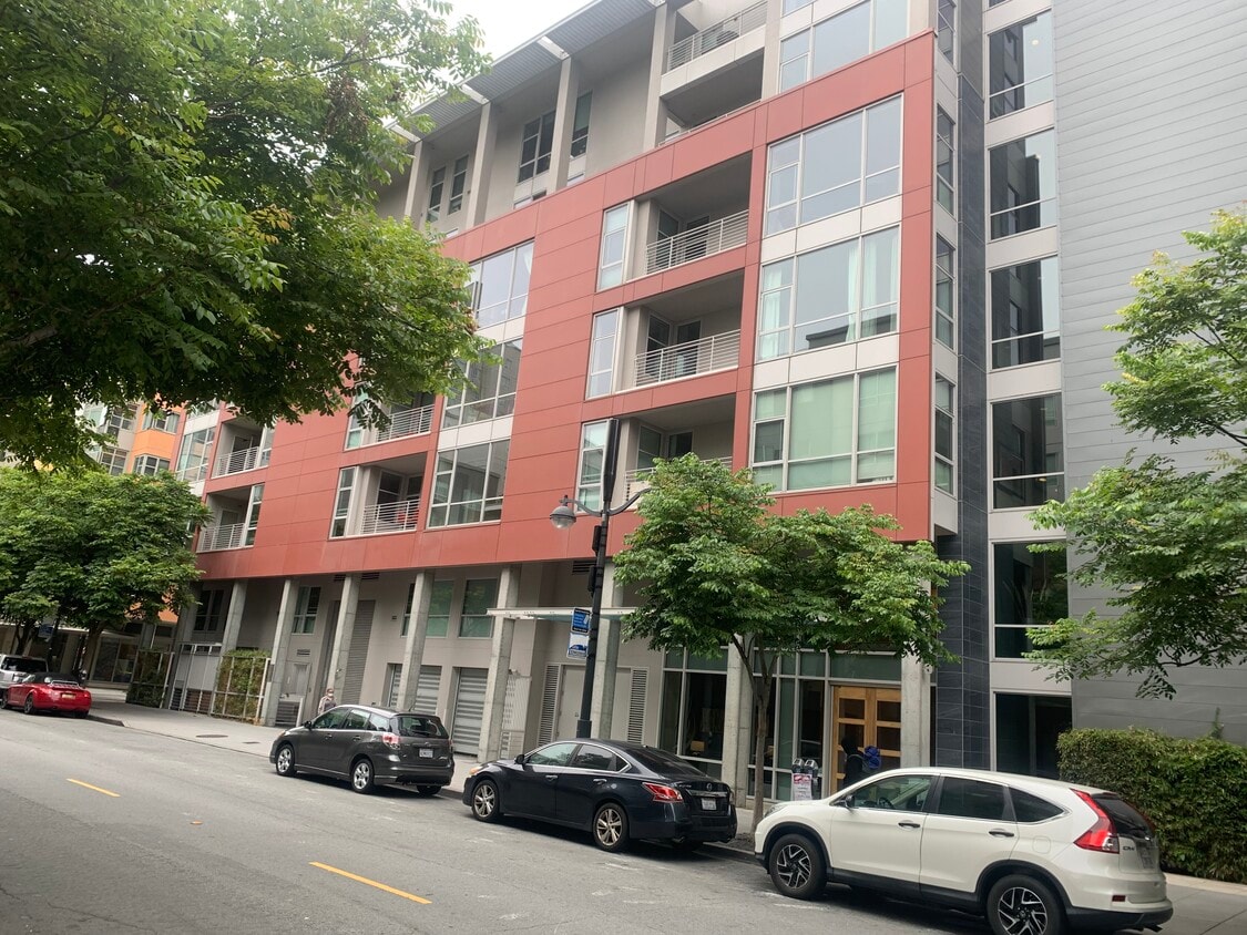 Primary Photo - 235 Berry St