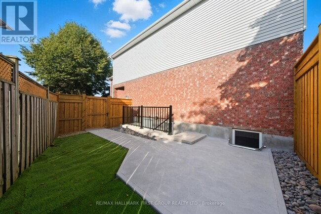 Building Photo - 126 Buyson Crescent