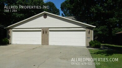 Building Photo - 822 N Daisy Ln