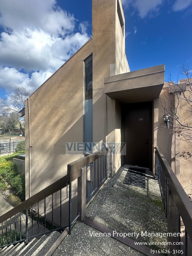 Photo - 888 Woodside Ln E (Sacramento, CA)