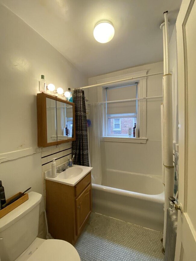 Building Photo - bedroom in Boston MA 02135