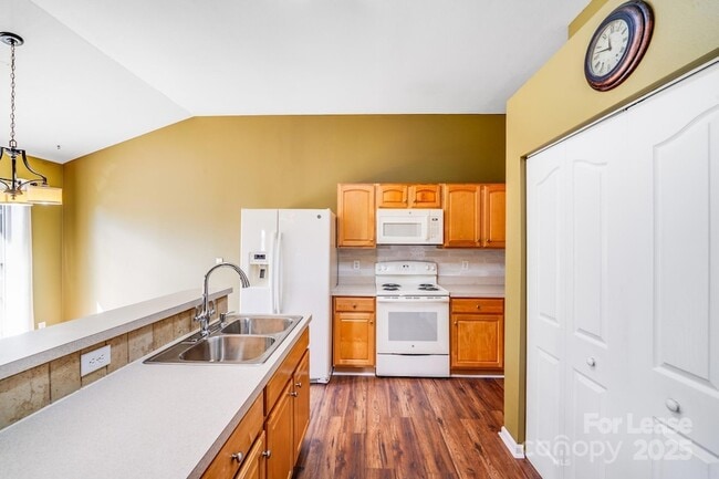 Building Photo - 5911 Vista Verde Ct