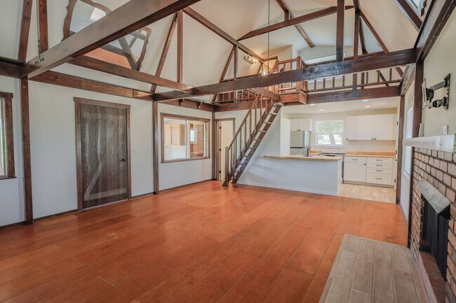 Foto del edificio - BARN STYLE HOME ON HUGE LOT!!!!1 Bedroom LOFT 1.5 Bathroom