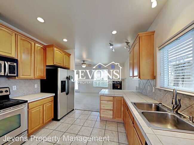Building Photo - 5 br, 2.5 bath House - 9500 W Chestnut Ave