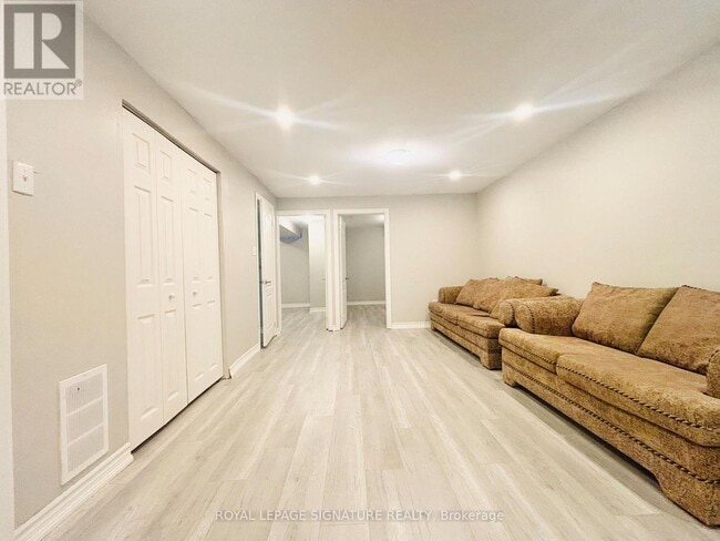 Building Photo - 3863 Skyview St