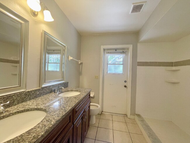 Building Photo - 837 Benchwood Ct