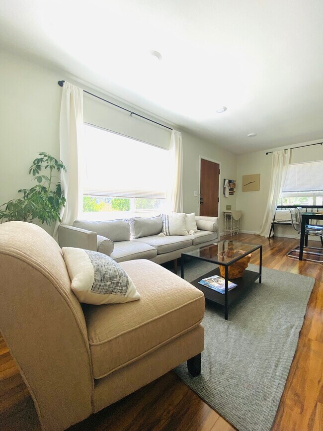 Sala de estar y comedor - 519 W Milwaukee Dr