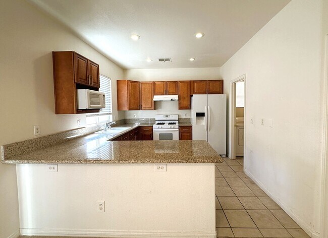 Foto del edificio - Cozy two-story property tucked into a gated community in the heart of Las Vegas.