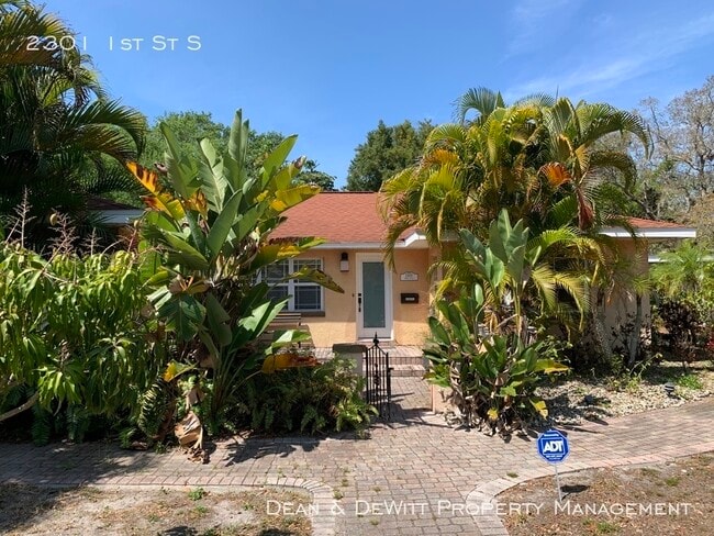 Building Photo - Beautiful Old SE Home – Heated Pool!