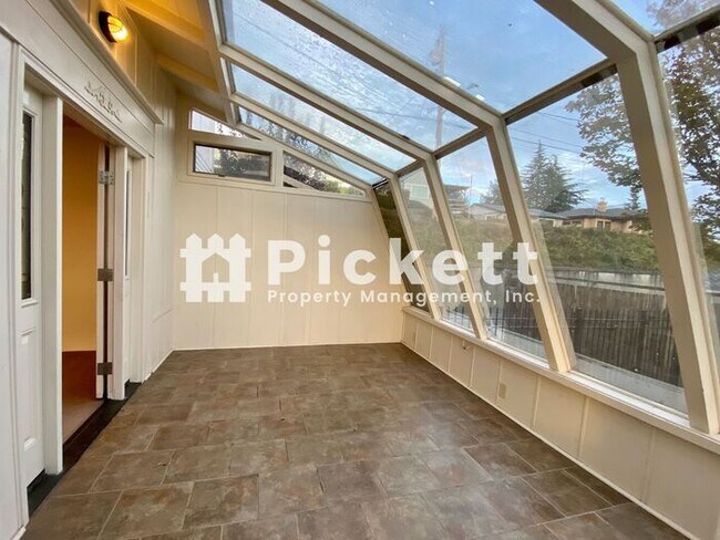 Building Photo - Vintage 4 Bed Home With High Bank Waterfront