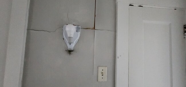 Building Photo - Alice St Triplex