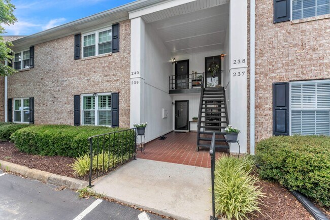 Foto del edificio - Beautiful 2-Bed, 2-Bath Condo with Elegant...