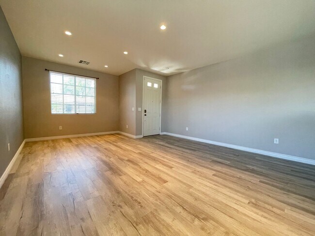 Foto del edificio - Stunning Two-Story Home in Aliante with a Sparkling Pool & Expansive Backyard!