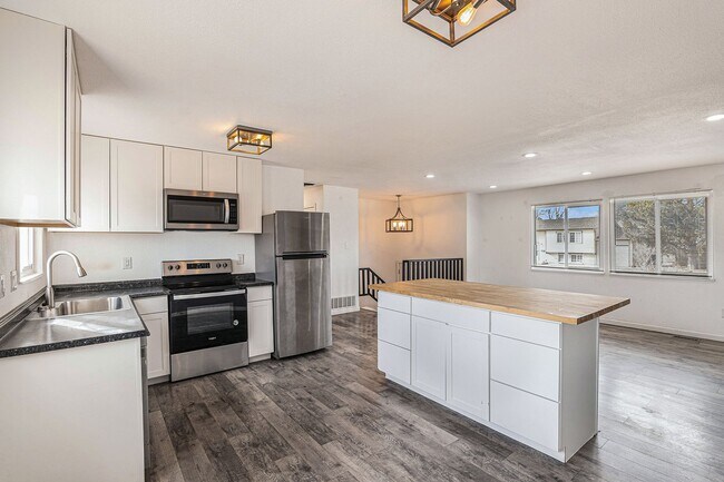 Foto del edificio - Updated bi-level in Pueblo, Belmont area