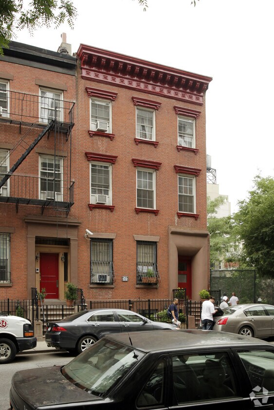 Foto del edificio - 30 E 3rd St