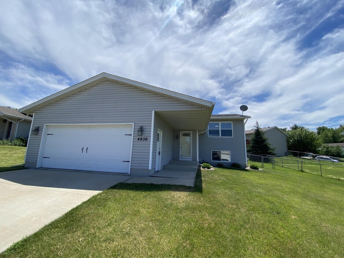 Primary Photo - 4936 Valley Dr NW