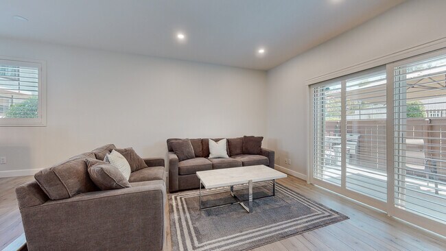 Building Photo - 10480 Sunland Blvd
