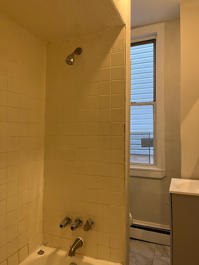 Foto del edificio - 72 Van Nostrand Ave