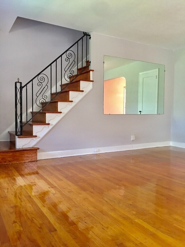 Building Photo - Lovely 3-Bedroom Townhouse in Drexel Hill!...