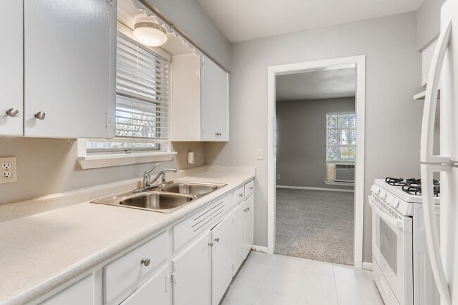 Building Photo - (**APP PENDING 06/13/23)  3 Bedroom / 1 Ba...