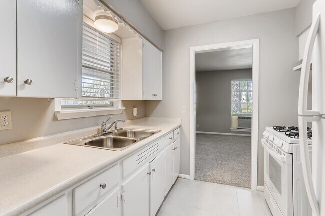 Foto del edificio - (**APP PENDING 06/13/23)  3 Bedroom / 1 Ba...