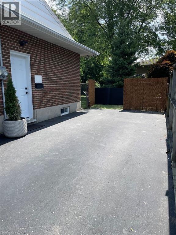 Photo du bâtiment - 83 Burbank Rd