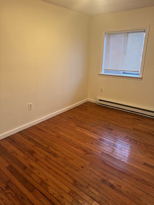Foto del edificio - One Bedroom Unit--Southwick Ma