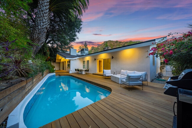 Foto del edificio - 2221 Bowmont Dr