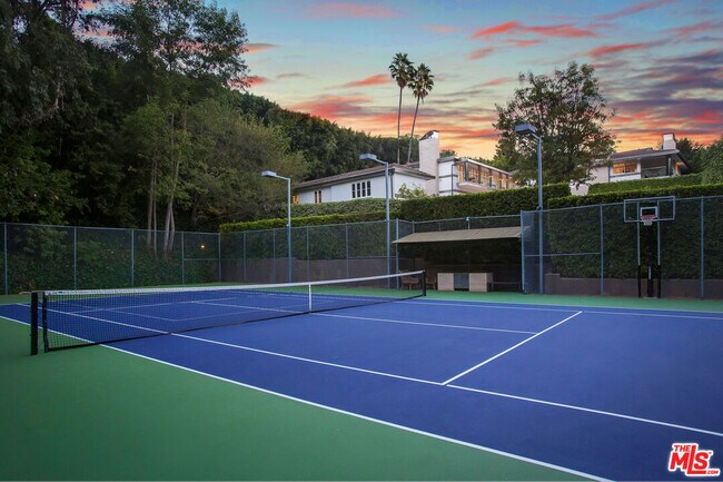 Foto del edificio - 661 Doheny Rd
