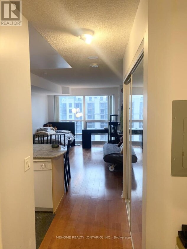 Photo principale - 763-1763 Bay St.