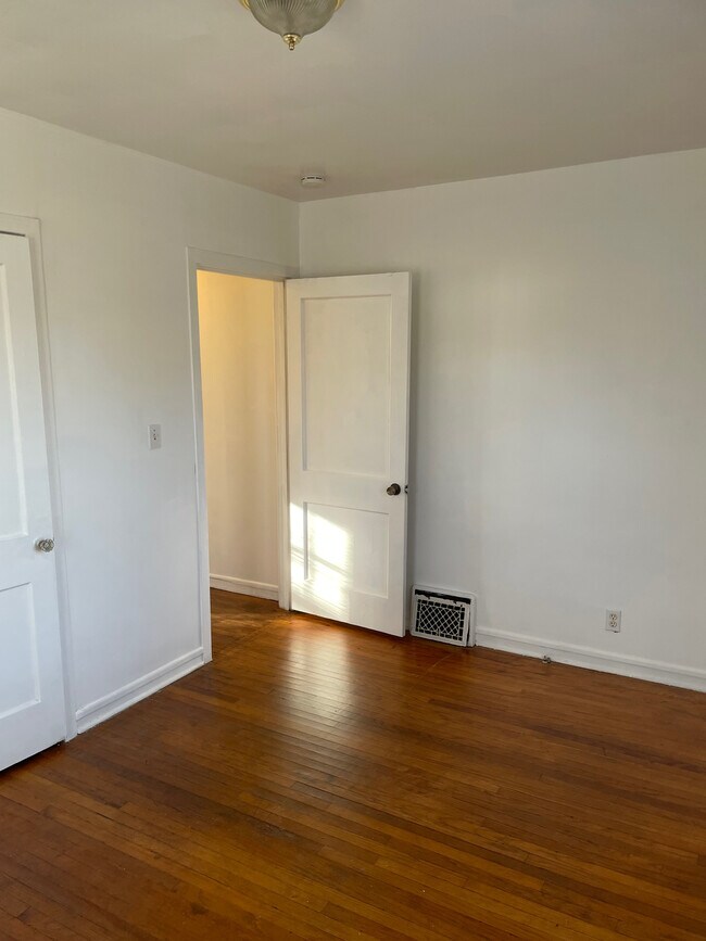 Building Photo - 1229 Lodge Ave