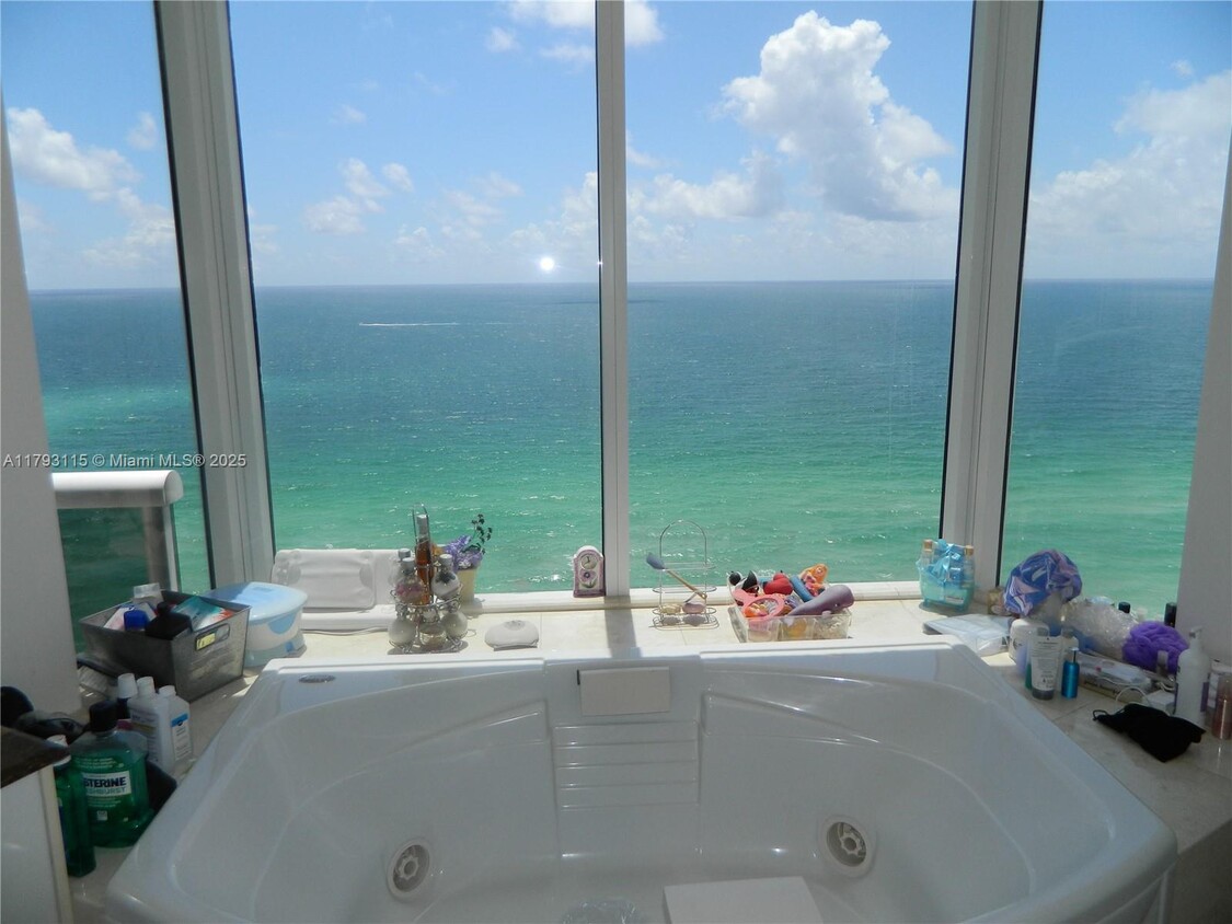 Primary Photo - 17555 Collins Ave