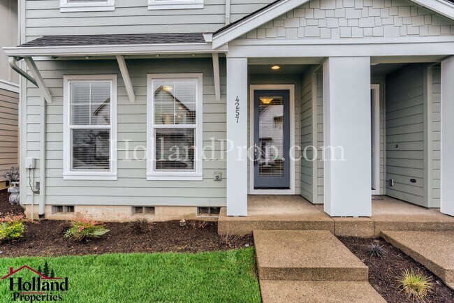 Building Photo - Stunning 3-Bedroom Hillsboro Townhouse wit...
