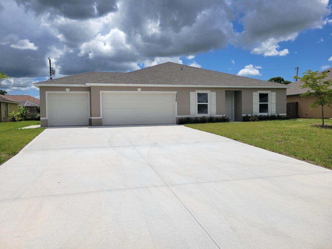Foto principal - 3926 SW Kakopo St
