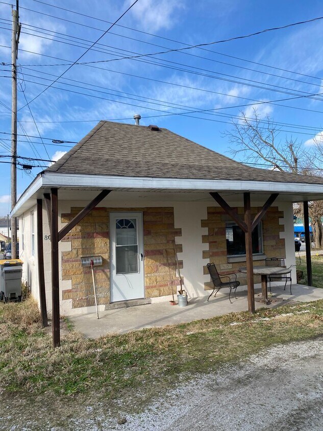Primary Photo - Stand-Alone 1 Bedroom Available August 202...