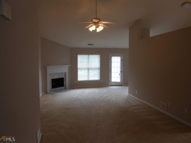 Building Photo - 2556 Hillvale Cir