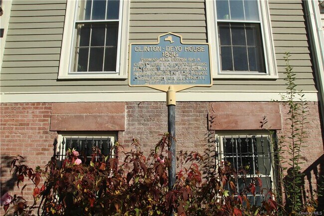 Building Photo - 118 1st St
