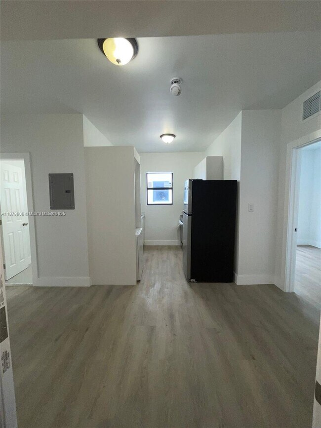 Foto del edificio - 858 NW 3rd St