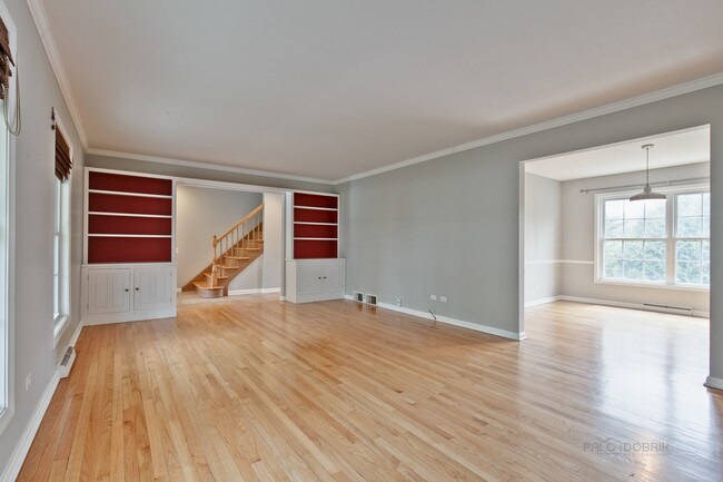 Building Photo - 337 W Roslyn Rd