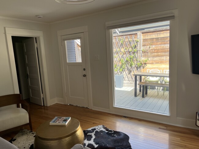 Foto del edificio - 7022 De Longpre Ave