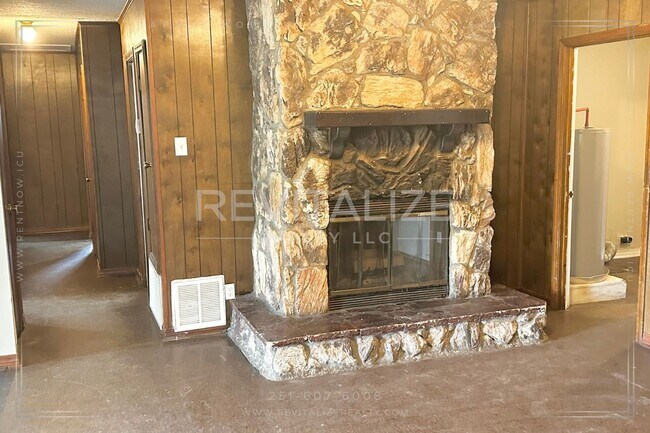 Building Photo - $0 Deposit! 3 Bedroom/1 Bathroom Home in M...