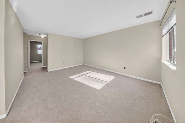 Building Photo - 3364 Hewitt Ave