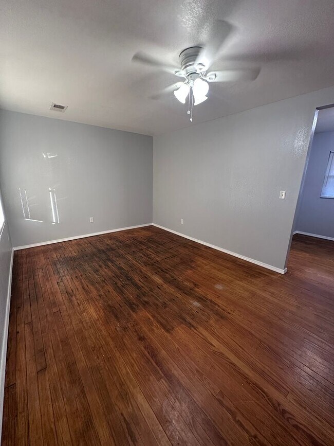 Building Photo - Large Canyon Home