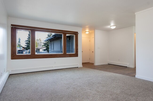 Foto del edificio - Diamond in the rough! Newly renovated interior - 5 Bed 2 Bath!