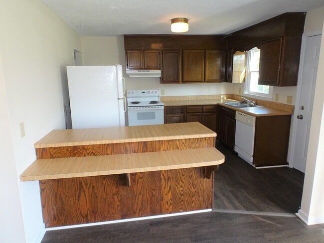 Building Photo - 123 Old Corinth Rd