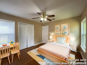 Foto del edificio - 243 Storeywood Dr