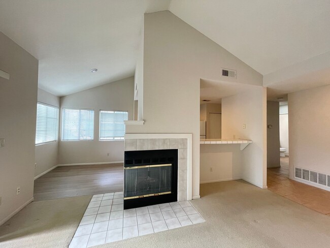 Foto del edificio - Pleasanton, Canyon Meadows, Available NOW!